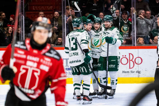 Färjestads Joel Nyström gör 1-4 och jublar med Marian
