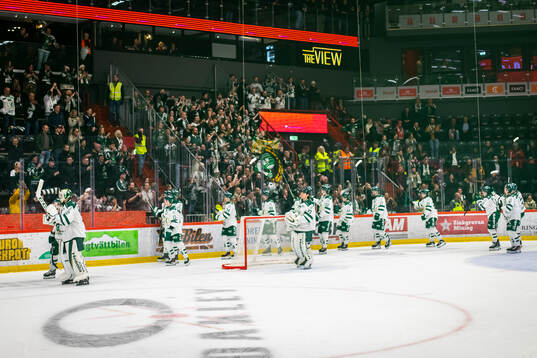 Färjestadsspelarna jublar