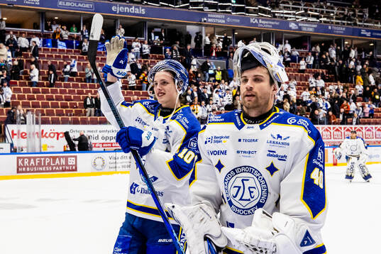 Leksands Anton Johansson och målvakt Mantas Armalis jublar