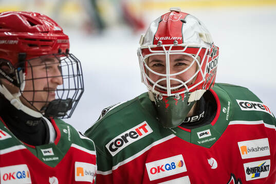 Modos målvakt Andrea Brändli innan ishockeymatchen i SDHL