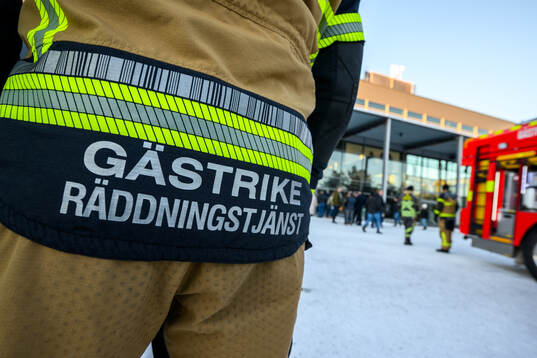 En brandman från Gästrike Räddningstjänst utanför
