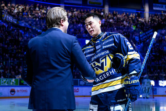 HV71s Jonathan Ang signerar nytt avtal med klubben och