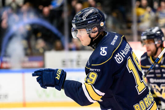 HV71s Henrik Borgström jublar