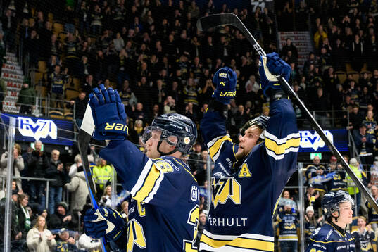 HV71s Joona Luoto jublar