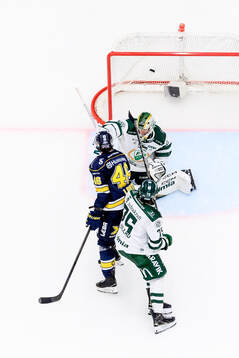 HV71s Joona Luoto gör 3-2 bakom Färjestads målvakt