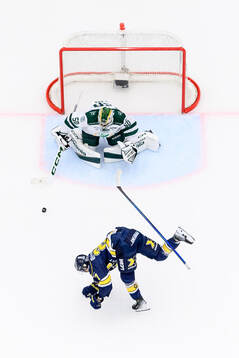 Färjestads målvakt Damian Clara och HV71s Jonathan Ang