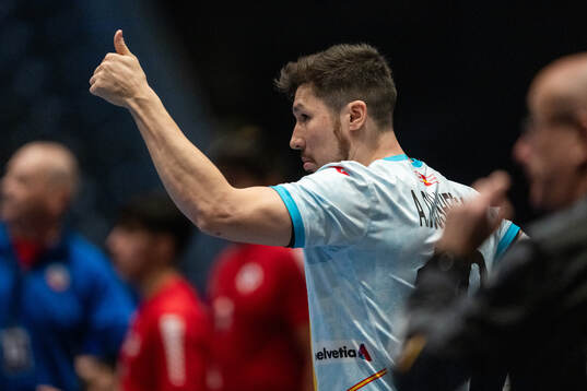 Alex Dujshebaev of Spain gives a thumbs up