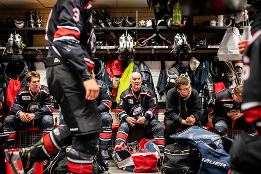 Kumlas Reine Persson, 73 år, Sveriges äldsta hockeyspelare