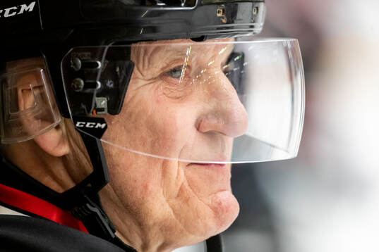 Kumlas Reine Persson, 73 år, Sveriges äldsta hockeyspelare