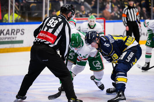 Rögles Brady Ferguson och HV71s Henrik Borgström