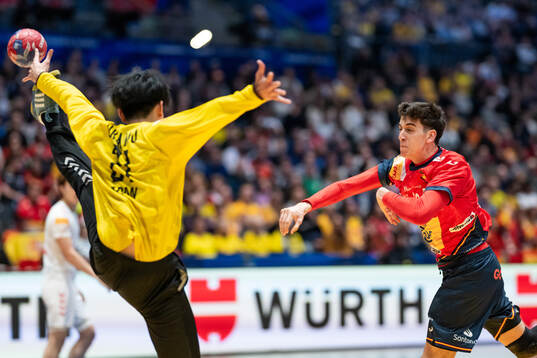 Goalkeeper Daisuke okamoto of Japan and Ian Barrufet