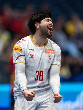 Kotaro Mizumachi of Japan celebrates