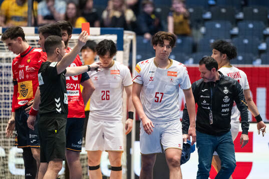 Nikita Nakaoki of Japan looks dejected
