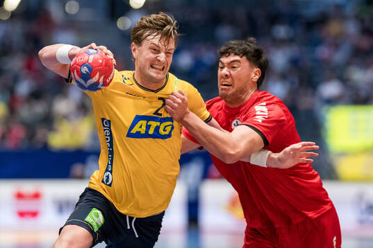 Jonathan Carlsbogård of Sweden and Benjamin Illesca of