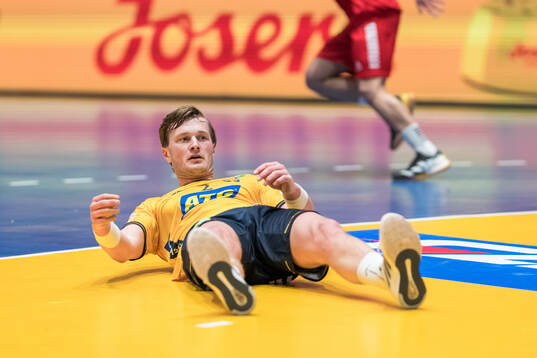 Jonathan Carlsbogård of Sweden looks dejected