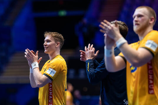 Jonathan Edvardsson of Sweden recognizes the audience
