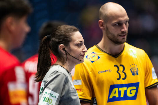Referee Cristina Lovin and Lukas Sandell of Sweden