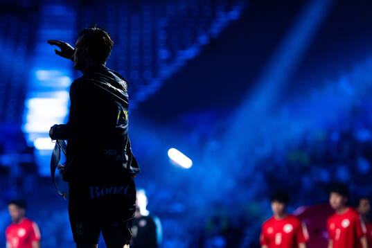 Jonathan Carlsbogård of Sweden enters the arena