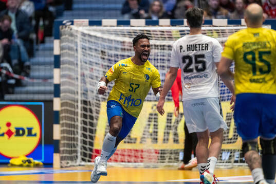 Vincios Angelo Lima de Carvalho of Brazil celebrates