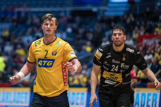 Jonathan Carlsbogård of Sweden and Daniel Dujshebaev of