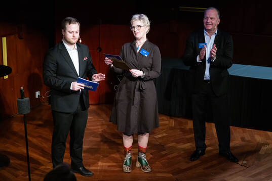 Anna Iwarsson och Mikael Johansson delar ut pris för