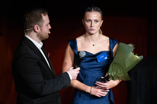 Nora Lindahl tilldelas pris för Årets Genombrott i
