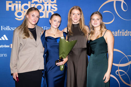 Nora Lindahl och Moa Granat på röda mattan