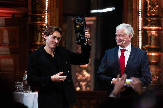 Armand Duplantis tar emot priset för Årets prestation i