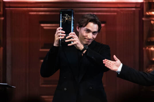 Armand Duplantis tar emot priset för Årets prestation i
