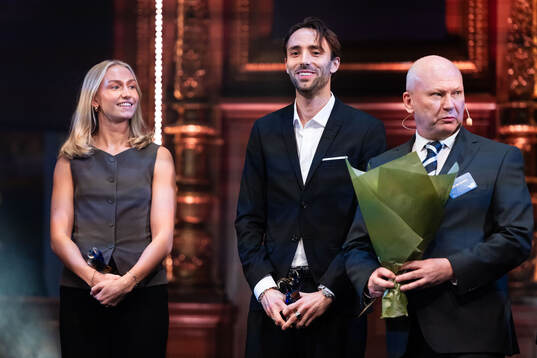 Folksams chef Lars-Inge Svensson delar ut pris för Årets
