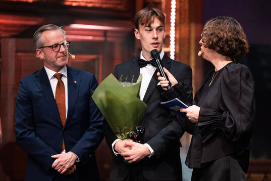 Leo Magnusson tilldelas pris för Årets Prestation i SM