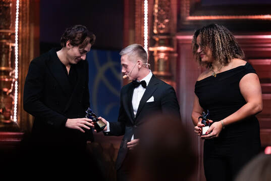 Armand Duplantis och Vanessa Kamgarner tar emot pris för