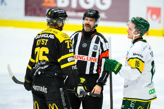 Domare Daniel Wessner i samtal med Västerås Oskar Kvist