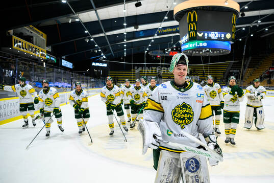 Björklövens målvakt Melker Thelin jublar med lagkamrater