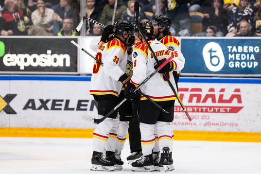 Brynäs Johan Larsson jublar med lagkamrater