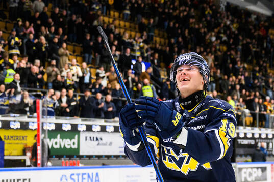 HV71s Henrik Borgström jublar