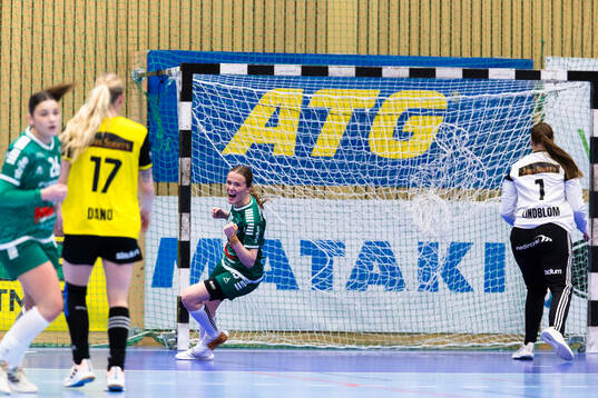 Skurus Clara Petersson Bergsten jublar