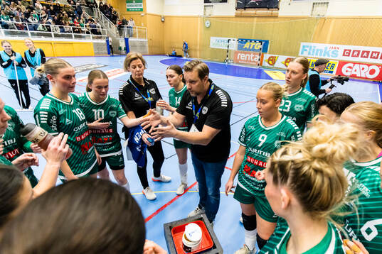 Skurus tränare Magnus Oscarsson Söder ger direktiv i en