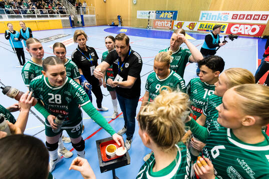 Skurus tränare Magnus Oscarsson Söder ger direktiv i en