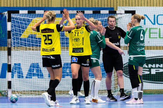 Sävehofs Stina Wiksfors (h) jublar med Emma Mihailovic (v)