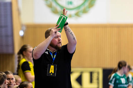 Sävehofs tränare Andreas Wallin applåderar en räddning