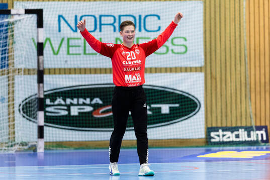 Skurus målvakt Rebecca Nilsson jublar