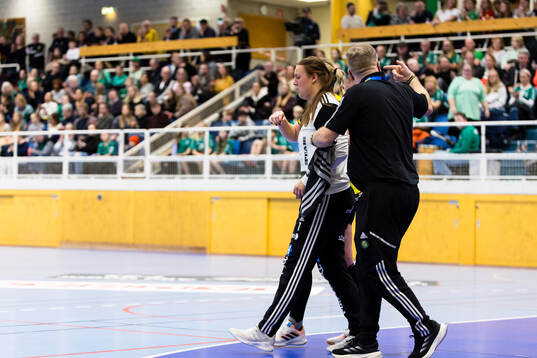 Sävehofs målvakt Elin Lindblom skadar sig och får hjälp
