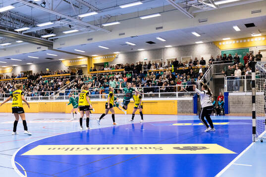 Skurus Hanna Lundvall med skott mot mål