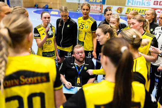 Sävehofs tränare Andreas Wallin ger direktiv till