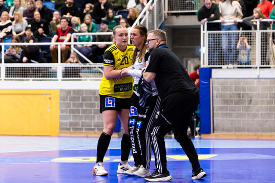 Sävehofs målvakt Elin Lindblom skadar sig och får hjälp