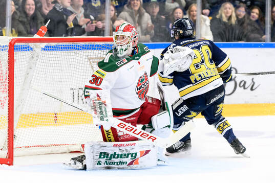 Modos målvakt Lassi Lehtinen och HV71s Andre Petersson
