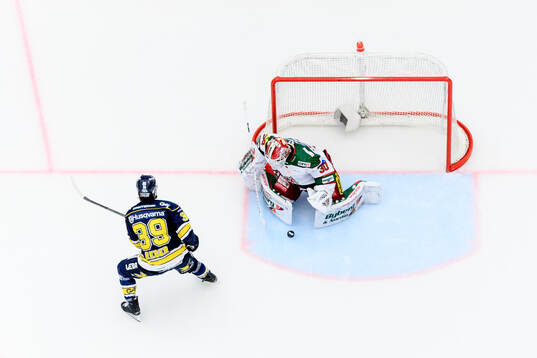 HV71s Jamiro Reber med straff mot Modos målvakt Lassi