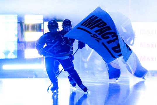 En maskot med en flagga för Impact by SHL