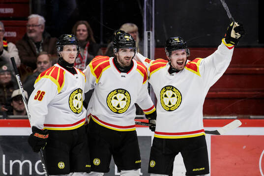 Brynäs Johannes Kinnvall jublar med lagkamrater